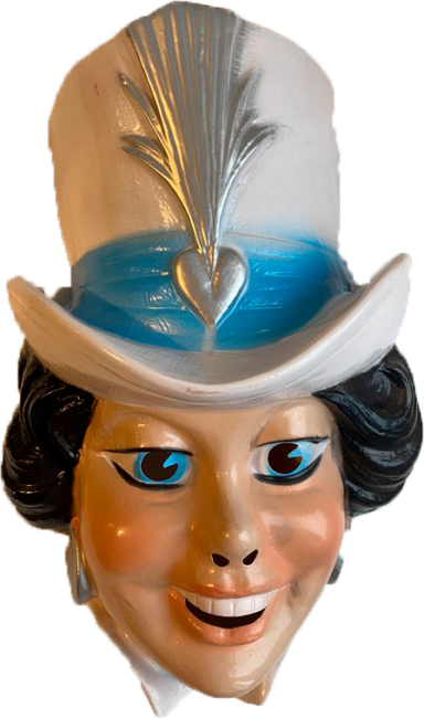 Masque décoratif souriant avec chapeau blanc et bleu, détails argentés.