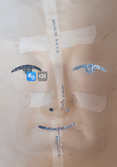 Visage stylisé avec des éléments graphiques et des marques de ruban adhésif.