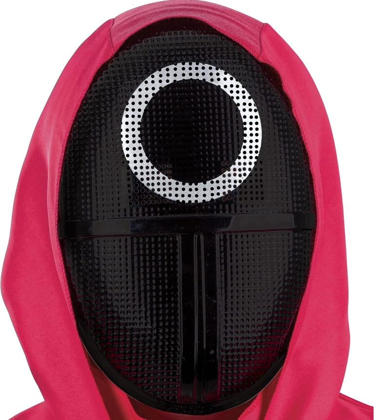 Masque noir avec un cercle blanc sur fond de capuche rose.